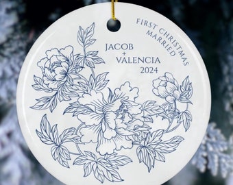 Primo ornamento di Natale in porcellana con stampa Mr Mrs Ornament, regalo di nozze personalizzato, regalo di Natale per sposi novelli, il nostro primo ornamento di Natale