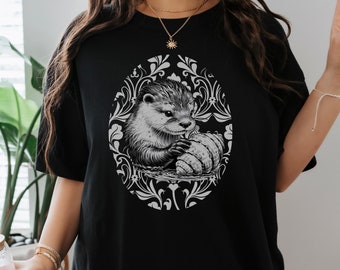 Lontra vittoriana in posa con una conchiglia Maglietta Otter Regali Otter Abbigliamento Otter Stampa Otter vintage