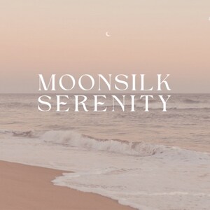 Puede incluir: Una suave puesta de sol rosa y naranja sobre un oc&eacute;ano tranquilo con una luna creciente en el cielo. El texto "Moonsilk Serenity" est&aacute; escrito en letras blancas en el horizonte.