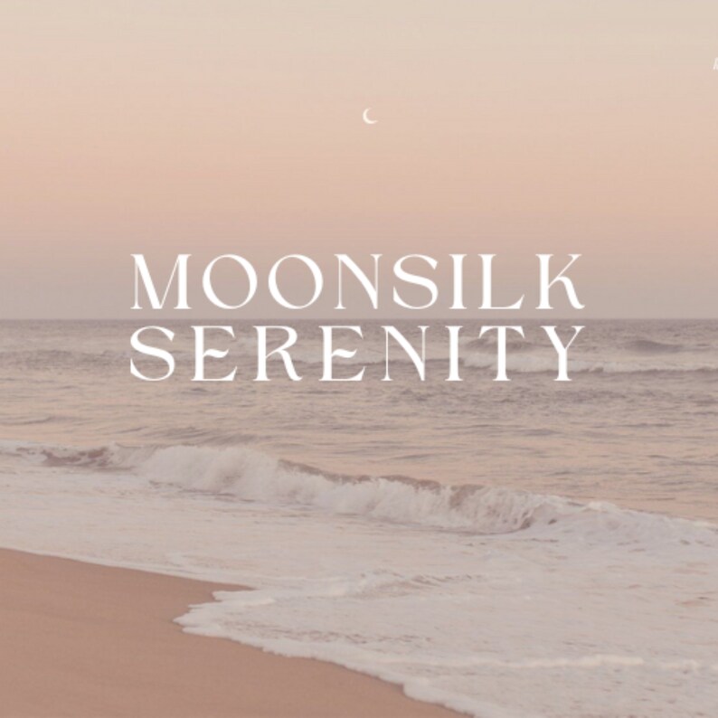 Puede incluir: Una suave puesta de sol rosa y naranja sobre un oc&eacute;ano tranquilo con una luna creciente en el cielo. El texto "Moonsilk Serenity" est&aacute; escrito en letras blancas en el horizonte.