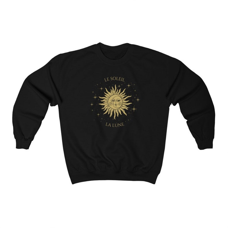 Peut inclure: Sweat-shirt noir avec un motif soleil et lune dor&eacute; et le texte "LE SOLEIL LA LUNE" en fran&ccedil;ais.