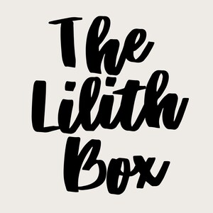 Pu&ograve; includere: Logo di testo in bianco e nero che recita "The Lilith Box"