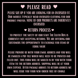 Pu&ograve; includere: Testo bianco e nero su sfondo rosa con cuori rosa. Il testo recita "PLEASE READ" e "RETURN PROCESS". Il testo spiega la politica di restituzione del negozio, che &egrave; che attualmente non accettano restituzioni, ma offrono ai clienti la possibilit&agrave; di scambiare con articoli di pari valore.