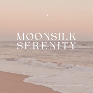 Pu&ograve; includere: Un tramonto morbido, rosa e arancione su un oceano calmo con onde bianche che si infrangono su una spiaggia sabbiosa. Il testo "Moonsilk Serenity" &egrave; centrato nell'immagine.