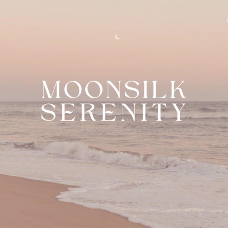 Pu&ograve; includere: Un tramonto morbido, rosa e arancione su un oceano calmo con onde bianche che si infrangono su una spiaggia sabbiosa. Il testo "Moonsilk Serenity" &egrave; centrato nell'immagine.