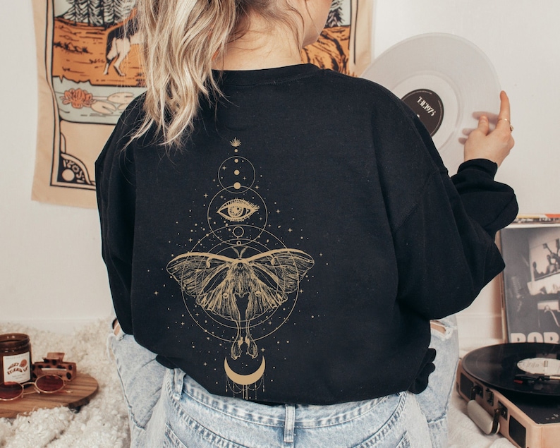 Celestial Moth Sudadera Dark Academia Cottagecore Estampado en la espalda Lunar Moth Academia Ropa Witchy Hoodie Boho Luna Moth Sudadera imagen 1