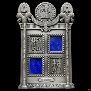 Puede incluir: Una placa de metal plateado con temática egipcia. La placa presenta un disco solar alado con jeroglíficos, dos símbolos de ankh y cuatro paneles rectangulares con imágenes de deidades egipcias. Los paneles tienen inserciones de vidrio azul con jeroglíficos. La placa está inscrita con la palabra "EGIPTO".