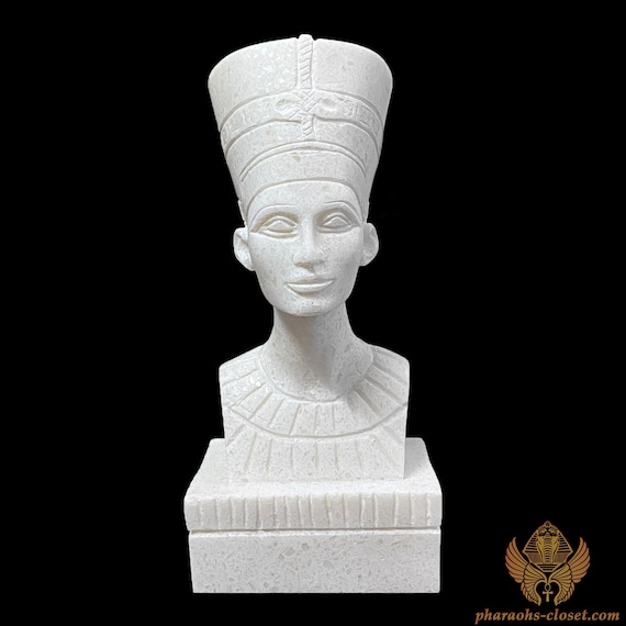 ネフェルティティ女王のユニークな石造りの胸像 - 古代エジプトの記憶