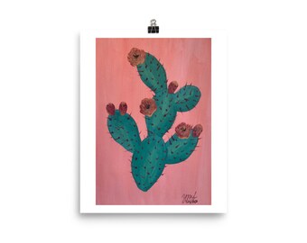 Peut inclure: Une peinture d'un cactus de figuier de Barbarie avec des fleurs roses sur un fond rose. Le cactus est vert et a une surface texturée. La peinture est signée "Yumi" en bas à droite.
