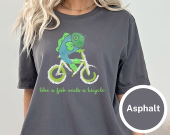 Una mujer necesita a un hombre como un pez necesita una camiseta feminista de bicicleta, camiseta divertida para mujer, camiseta de mujer sarcástica, regalo divertido para hermana, mamá
