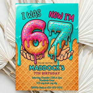 Può includere: Un invito di compleanno con sfondo turchese e trama a cialda. Le scritte "I WAS" e "NOW I'M" sono sopra i numeri "6" e "7", disegnati come ciambelle e coni gelato. L'invito recita "MADDOCK'S 7TH BIRTHDAY".