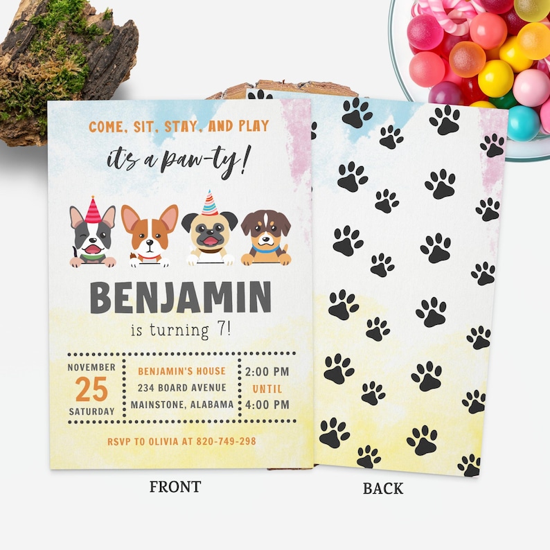 Pu&ograve; includere: Un invito colorato per una festa di compleanno a tema cani per un bambino di nome Benjamin che compie 7 anni. Il fronte dell'invito presenta uno sfondo ad acquerello con quattro cani dei cartoni animati che indossano cappelli da festa. Il retro dell'invito ha un motivo a forma di impronta di zampa su uno sfondo ad acquerello giallo e blu. L'invito include la data, l'ora e il luogo della festa.