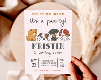 Op de afbeelding: Een roze en oranje verjaardagsuitnodiging met een pootprintontwerp. Er staat "Come, sit, stay, and play it's a paw-ty!" en "Kristin is turning seven". De uitnodiging bevat de datum "May 23", de tijd "2:00 until 4:00" en de locatie "Kristin's House, 234 Ambarth Avenue, San Diego, CA 5876".
