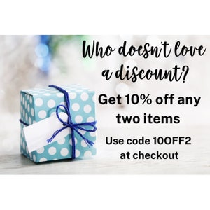 K&ouml;nnte beinhalten: Eine blaue Geschenkbox mit wei&szlig;en Punkten und einem blauen Band. Der Text auf dem Bild lautet: "Wer liebt keinen Rabatt? Erhalten Sie 10 % Rabatt auf zwei beliebige Artikel. Verwenden Sie den Code 100FF2 an der Kasse."