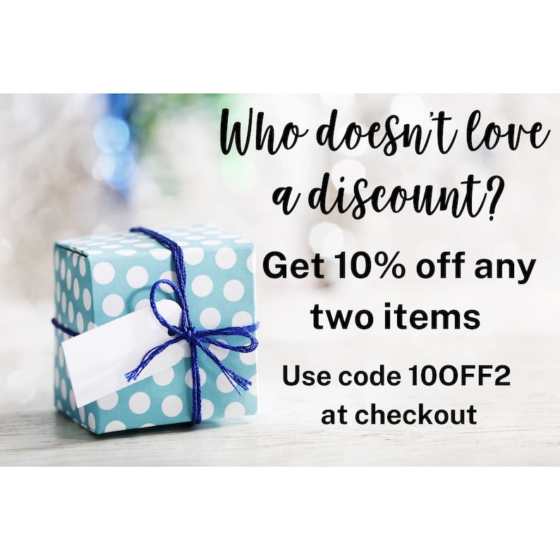 K&ouml;nnte beinhalten: Eine blaue Geschenkbox mit wei&szlig;en Punkten und einem blauen Band. Der Text auf dem Bild lautet: "Wer liebt keinen Rabatt? Erhalten Sie 10 % Rabatt auf zwei beliebige Artikel. Verwenden Sie den Code 100FF2 an der Kasse."