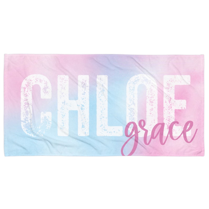 Pode incluir: Uma toalha de praia rosa e azul degrad&ecirc; com o nome "CHLOE grace" impresso em branco e rosa.