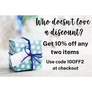 Pode incluir: Uma caixa de presente azul com bolinhas brancas e uma fita azul. O texto na imagem diz: "Quem n&atilde;o ama um desconto? Obtenha 10% de desconto em quaisquer dois itens. Use o c&oacute;digo 100FF2 no checkout."