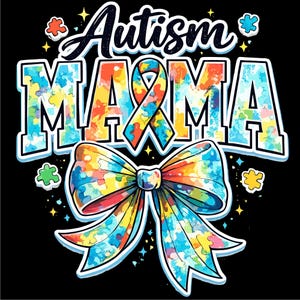 Op de afbeelding: Een grafisch ontwerp op een zwarte achtergrond met de woorden "Autism MAMA" in wit en kleurrijke puzzelstukjespatronen. Een lint en een strik, beide met puzzelstukjespatronen, zijn ook inbegrepen.