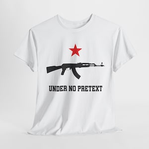 アンダー・ノー・プレテクスト - 社会主義レッドスターTシャツ、政治グラフィックTシャツ、活動家抗議シャツ、革命服、ユニセックスヘビーコットンTシャツ