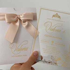 Acryl Quinceañoseinladung, Quitteeinladung, Quitte Años, Mis 15 Años, weißer Perlmutt-Umschlag mit Band und Goldfoliendruck