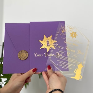 Invito in acrilico per la festa della Quinceañera, invito a Rapunzel, invito per la festa della Quinceañera, invito in acrilico trasparente, Sweet 16, busta lilla stampata in lamina d'oro