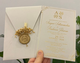 Faire-part de mariage, cartes d'invitation, carte d'invitation imprimée en feuille d'or, enveloppe beige, cachet de cire doré et fleurs séchées.