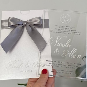 Hochzeitseinladung mit silbernem Band, Hochzeitseinladung aus Acryl, Einladung aus klarem Acryl, Umschlag mit weißer Perle, Custom Design Einladung