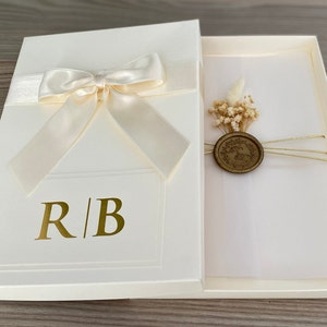 Caja de invitación de marfil, Invitación en caja, Caja de invitación con cinta e impresión de monograma, Caja de invitación, Invitación de boda acrílica