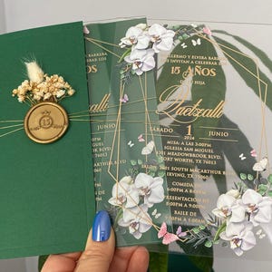 Akrylowa karta zaproszeniowa z kwiatami orchidei. Zaproszenie na 15 lat, Zaproszenie na Quinceañera, Zaproszenie kwiatowe, Szmaragdowo zielona pół koperta
