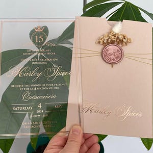 Convite acrílico Quinceañera, convite Quince, 15 anos, impressão em folha de ouro rosa, envelope rosa blush, selo de cera rosa rosa e flores secas