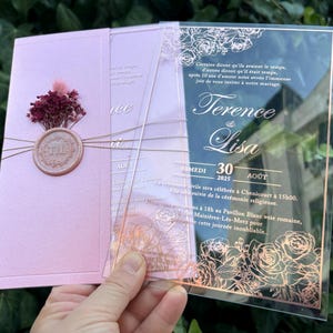 Hochzeitseinladung, Acryl-Hochzeitseinladung, Acryl-Einladung, Faire part de mariage, Rosen-Folie, halber Umschlag mit rosa Perle