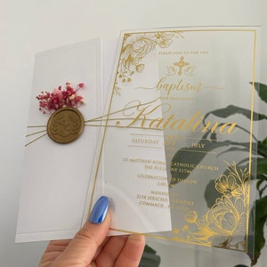 Convite de batismo, convite da primeira comunidade sagrada, convite de batismo em acrílico, meio envelope de pérola branca, selo de cera dourada e flores secas