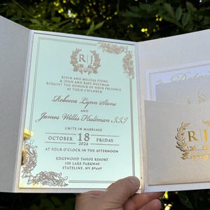 Gouden gespiegelde uitnodiging, gespiegelde huwelijksuitnodiging, gespiegelde uitnodiging, huwelijksuitnodiging, ivoor parelmoeren zak envelop Volledige set