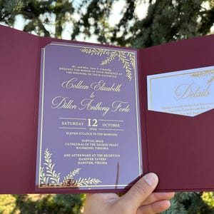 結婚式招待状、アクリル製結婚式招待状、透明アクリル招待状、ポケット付きバーガンディ封筒、詳細カード、ゴールドワックスシール