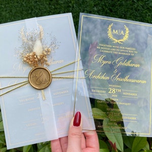 Faire-part de mariage en acrylique, faire-part de mariage en acrylique transparent, faire-part de mariage, impression de feuille d'or, chemise en parchemin, cachet de cire doré et fleurs séchées.