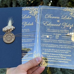Hochzeitseinladung, Acryl-Hochzeitseinladung, Acryl-Einladung, marineblauer Umschlag, Goldfoliendruck, Goldwachssiegel, Trockenblumen