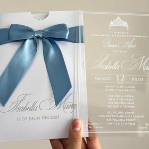 Invitación de quince con listón azul pálido, invitación de quinceañera, invitación de quinceañera acrílica, sobre blanco perlado, invitación con listón azul