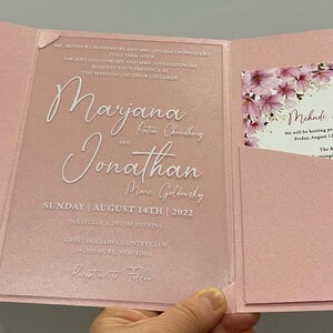 Invitación de boda en acrílico. Invitación en acrílico transparente. Sobre rosa perlado con bolsillo. Invitación floral. Invitación de boda.