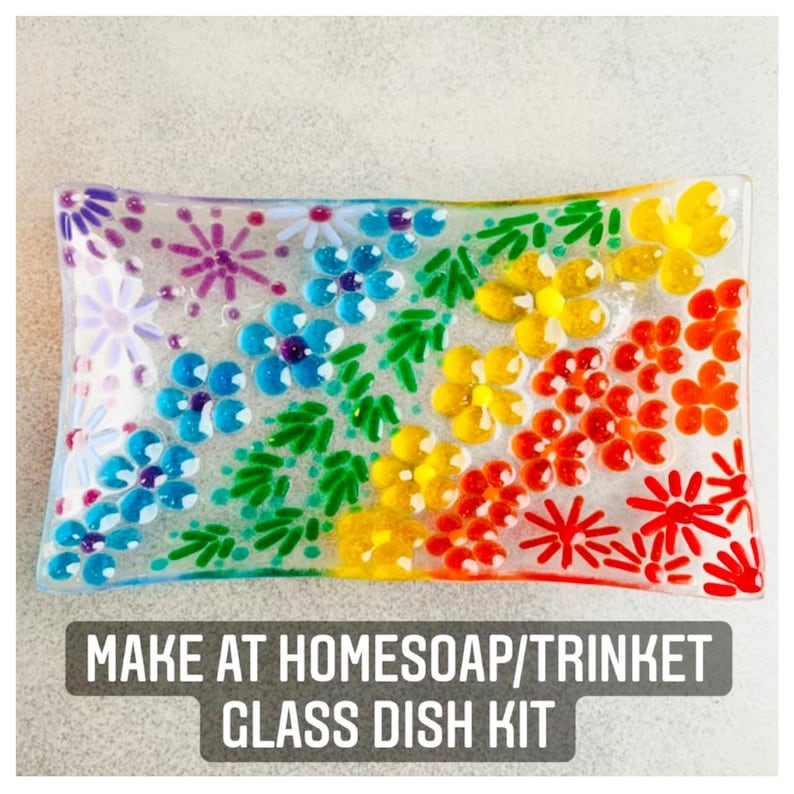 Puede incluir: Un plato de vidrio con forma de arco&iacute;ris con un dise&ntilde;o floral. El plato est&aacute; hecho para hacer jab&oacute;n o para guardar baratijas. El texto "MAKE AT HOMESOA/TRINKET GLASS DISH KIT" est&aacute; impreso en la parte inferior de la imagen.