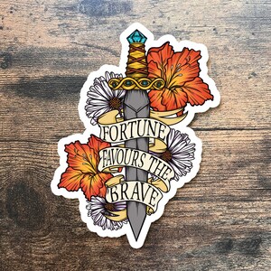 Adesivo in vinile Fortune Favours The Brave - Gladioli - Margherita - Pugnale - Banner - Audentis Fortuna Iuvat - Tatuaggio - Illustrazione - Decalcomania
