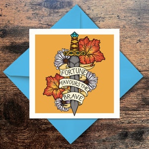 Fortune Favors The Brave Wenskaart - veel geluk - verhuizen - nieuwe baan - levensverandering - tattoo-stijl bloemen en dolkbanner - vierkante kaart