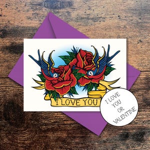 Je t'aime carte de voeux de Saint-Valentin avec illustration de tatouage de style vintage. Roses et hirondelles avec parchemin, Saint-Valentin ou je t'aime - Rock n Roll