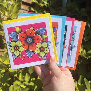 Jeu de quatre cartes pour bloc-notes | Cartes de voeux carrées inspirées de l'art folklorique et des tatouages - Papeterie aux couleurs vives avec fleurs - Frais de port gratuits au Royaume-Uni