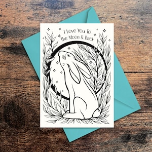 Carte de voeux lièvre contemplant la lune mystique - Je vous aime sur la lune et l'arrière - noir et blanc - Lapin dans le feuillage et les étoiles - Jackrabbit