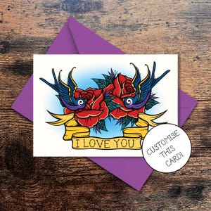 Tarjeta de felicitación personalizada con rosas, golondrinas y pergamino personalizado en violeta, azul y rojo. Cumpleaños, aniversario, San Valentín. Envío gratuito al Reino Unido