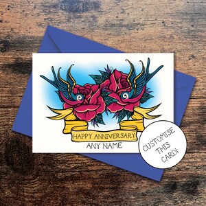 Tarjeta de feliz aniversario personalizada - Tatuaje vintage alternativo - Rosas, golondrinas y pancarta - Rock and Roll - Morado y verde azulado