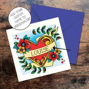 Tarjeta de felicitación personalizada con forma de corazón: cumpleaños, felicitaciones, aniversario: estilo tatuaje de arte popular con pancarta, flores y follaje