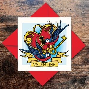 Carte de voeux de style tatouage pour la Saint-Valentin | Médaillon Loveheart, hirondelles, clé et bannière dans une oeuvre de tatouage de style américain traditionnel.