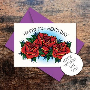 Tarjeta de felicitación con rosas de la vieja escuela para el Día de la Madre: tres rosas rojas con pétalos verdes, diseño inspirado en tatuajes. Envío gratuito al Reino Unido.