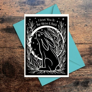 Carte de voeux lièvre contemplant la lune mystique - Je t'aime sur la lune - blanc et noir - lapin dans le feuillage et les étoiles - Jack Rabbit - folklore